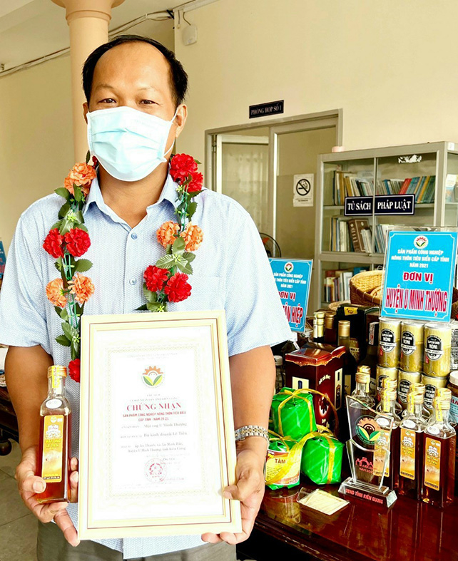 Anh Lê Văn Tiên tự hào khi sản phẩm mật ong U Minh Thượng do cơ sở của anh sản xuất được công nhận sản phẩm công nghiệp nông thôn tiêu biểu cấp tỉnh năm 2021.