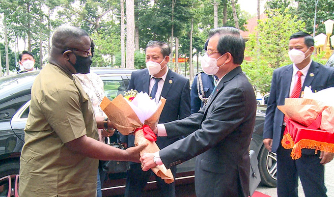 Bí thư Tỉnh ủy An Giang Lê Hồng Quang tiếp đón và chào mừng Tổng thống nước Cộng hòa Sierra Leone Julius Maada Bio đến thăm An Giang. Ảnh angianggov.