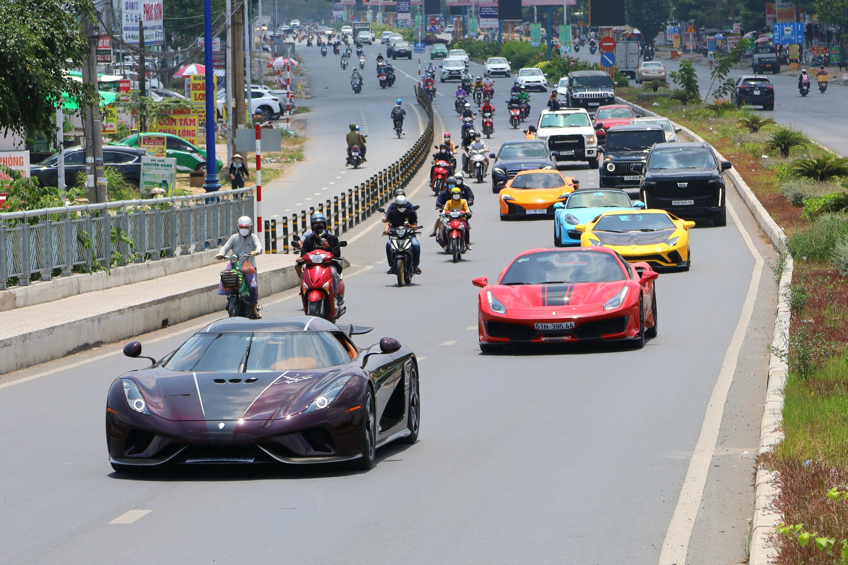 Dàn siêu xe khủng có giá trị gần 400 tỷ đồng di chuyển trên phố, trong đó có chiếc Koenigsegg Regera có giá gần 200 tỷ đồng lần đầu xuất hiện tại TP. Cần Thơ.