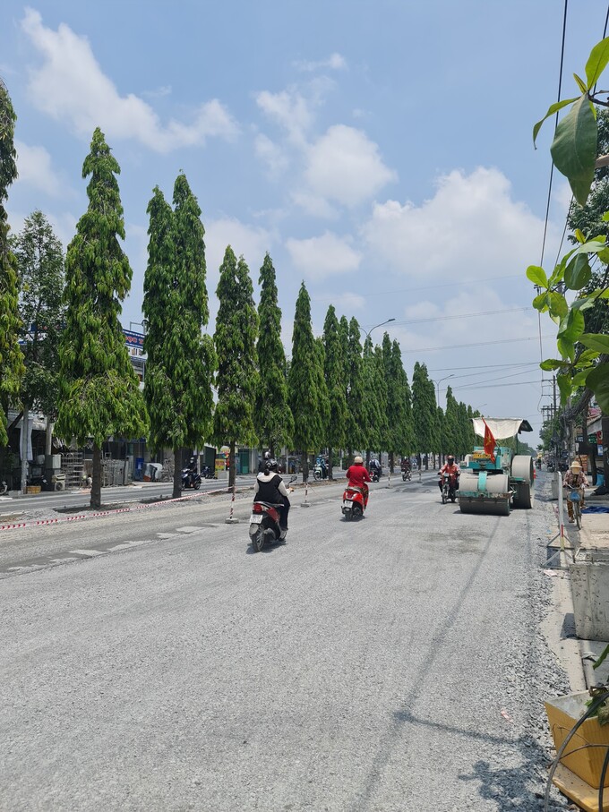 Đoạn đường Nguyễn Văn Cừ nối dài đang được nâng cấp cao độ. Ảnh Lê Nguyên.