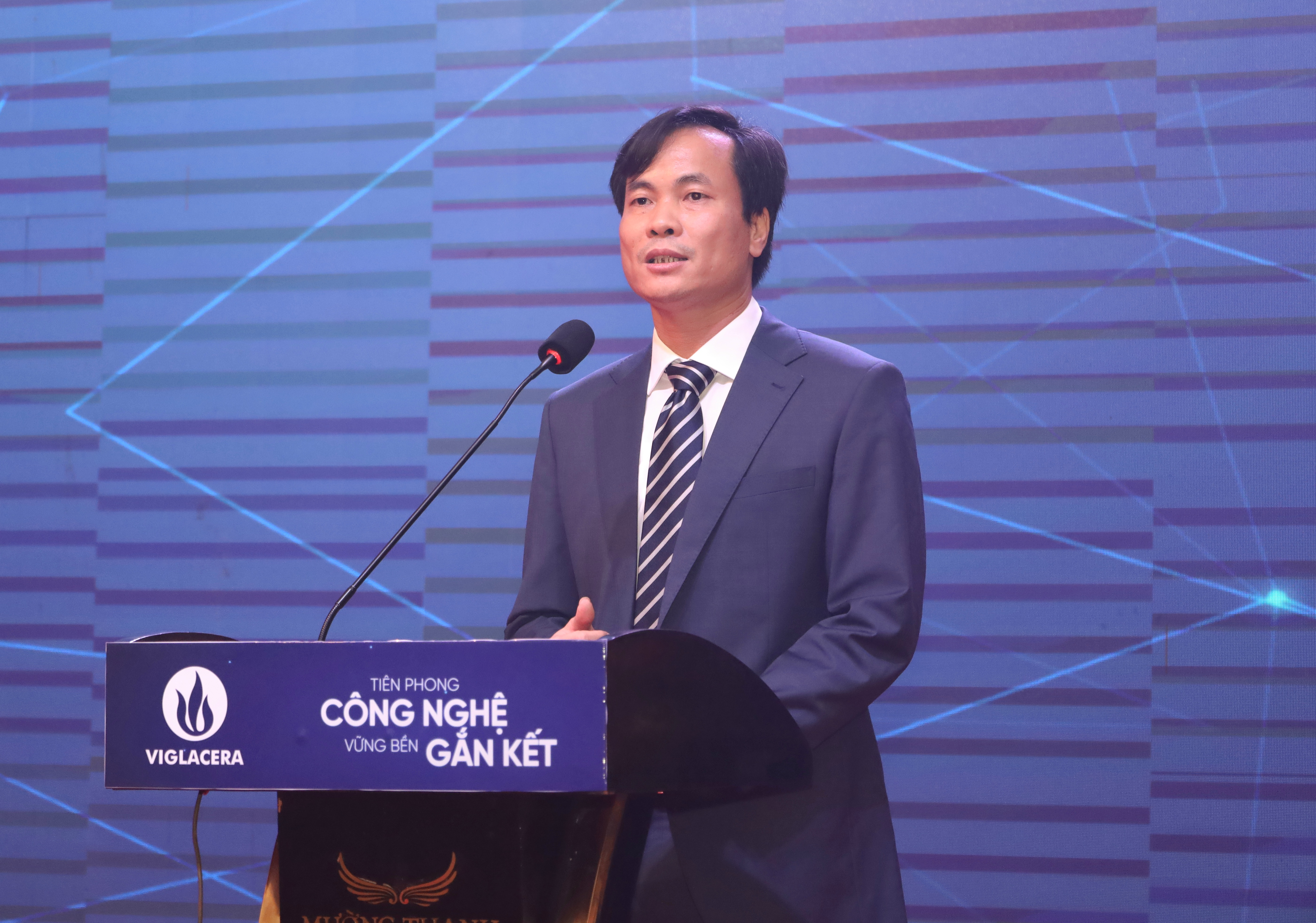 Ông Nguyễn Việt Cường - Phó Tổng giám đốc Công ty CPTM Viglacera phát biểu tại hội nghị.