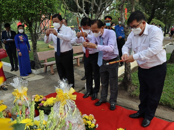 Đoàn đại biểu thắp hương phần mộ đồng chí Hồ Văn Long. Ảnh: longangov.