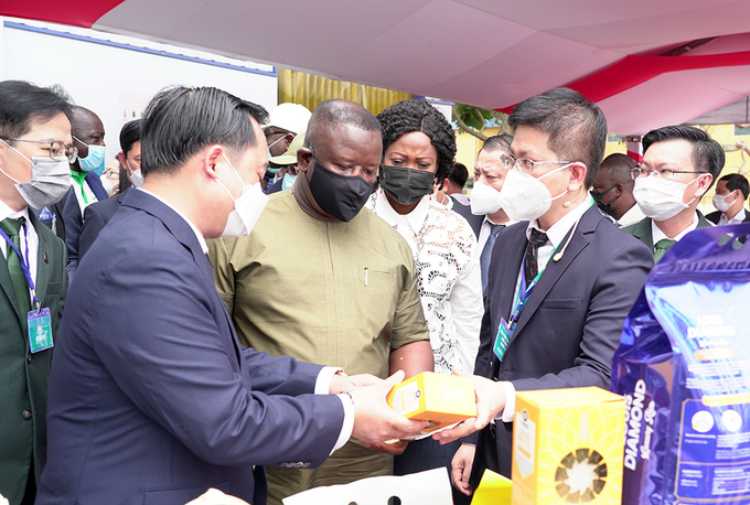 Đoàn Tổng thống nước Cộng hòa Sierra Leone Julius Maada Bio đến tham quan nhà máy gạo Angimex tại TP. Long Xuyên. Ảnh: Báo An Giang.
