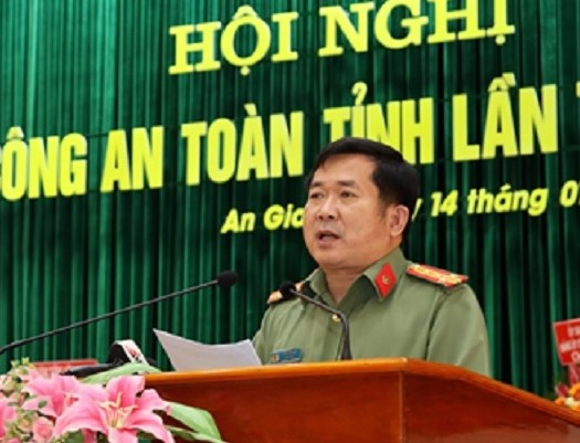 Đại tá Đinh Văn Nơi phát biểu tại Hội nghị tổng kết công tác công an toàn tỉnh năm 2021. Ảnh: Công an tỉnh An Giang