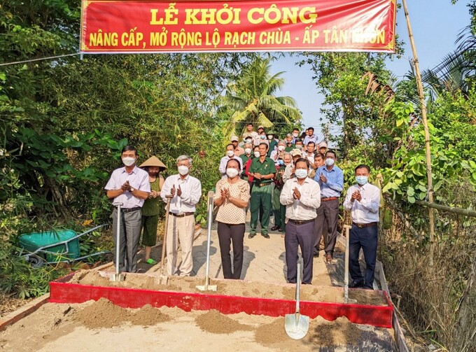 Lễ khởi công nâng cấp, mở rộng lộ Rạch Chùa tại ấp Tân Nhơn, xã Tân Thới, huyện Phong Điền. Ảnh: CTV