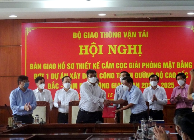 Bộ Giao thông vận tải ký kết bàn giao hồ sơ thiết kế cắm mốc giải phóng mặt bằng Dự án xây dựng công trình đường cao tốc Bắc – Nam phía Đông, giai đoạn 2021 - 2025 cho các địa phương tại tỉnh Hậu Giang ngày 15/3/2022. Nguồn: Cổng Thông tin điện tử tỉnh Hậu Giang.