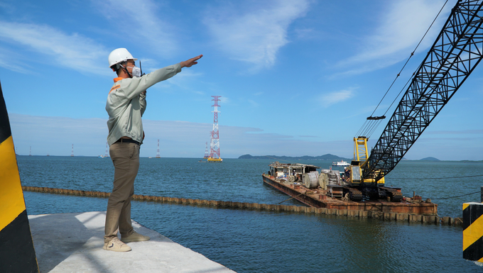 Các đơn vị đang nỗ lực thi công dựng trụ, kéo dây trên biển tại Phú Quốc để sớm đóng điện công trình.
