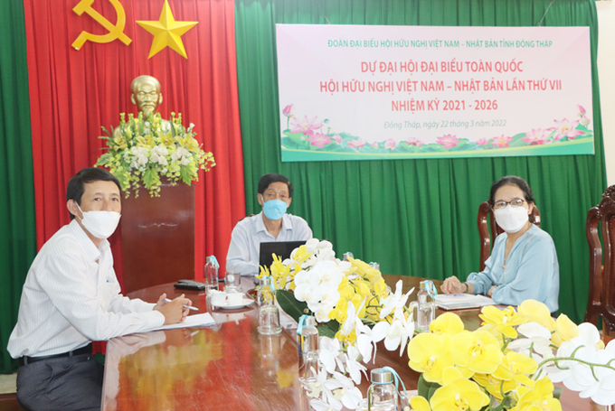 Ông Lê Xuân Hải – Chủ tịch Liên hiệp các Tổ chức hữu nghị tỉnh (giữa) phát biểu tại buổi tọa đàm tại điểm cầu Đồng Tháp. Ảnh: dongthapgov.