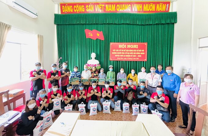 CLB Winner Hồng Đức trao quà tặng cho các gia đình có hoàn cảnh khó khăn tại xã Đông Bình, huyện Thới Lai, TP Cần Thơ.