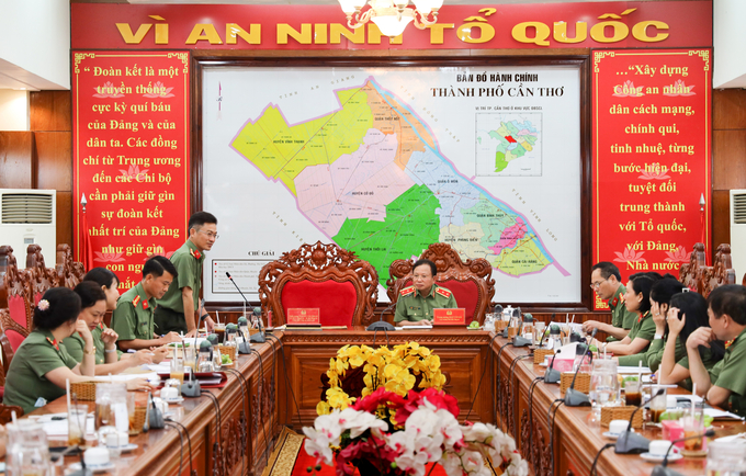 Đại tá Trần Văn Dương, Ủy viên Ban Chấp hành Đảng bộ thành phố Cần Thơ, Phó Giám đốc Công an thành phố phát biểu tại buổi khảo sát.