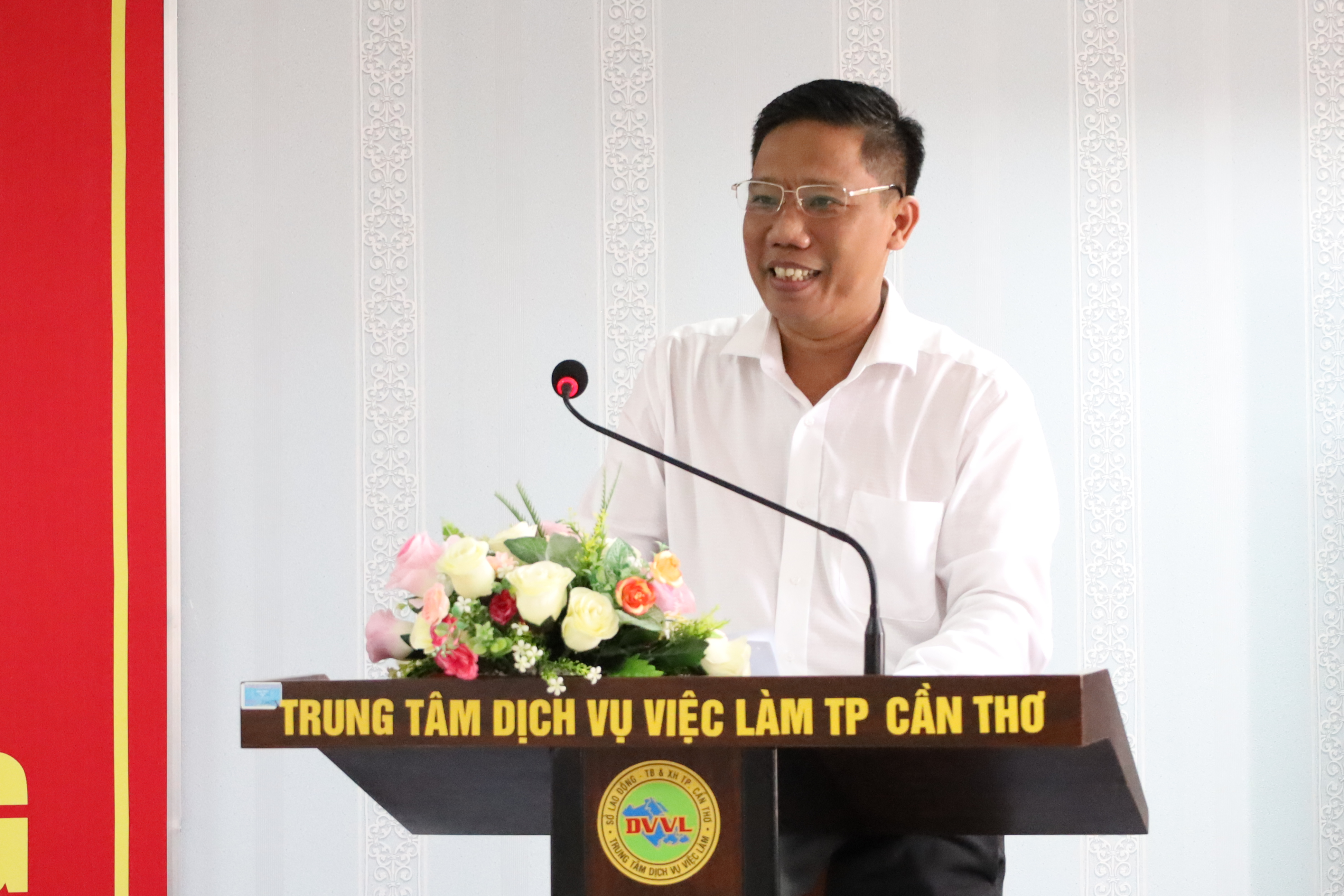 Ông Nguyễn Thực Hiện - Thành ủy viên, Phó Chủ tịch UBND TP. Cần Thơ phát biểu tại lễ trao quà.