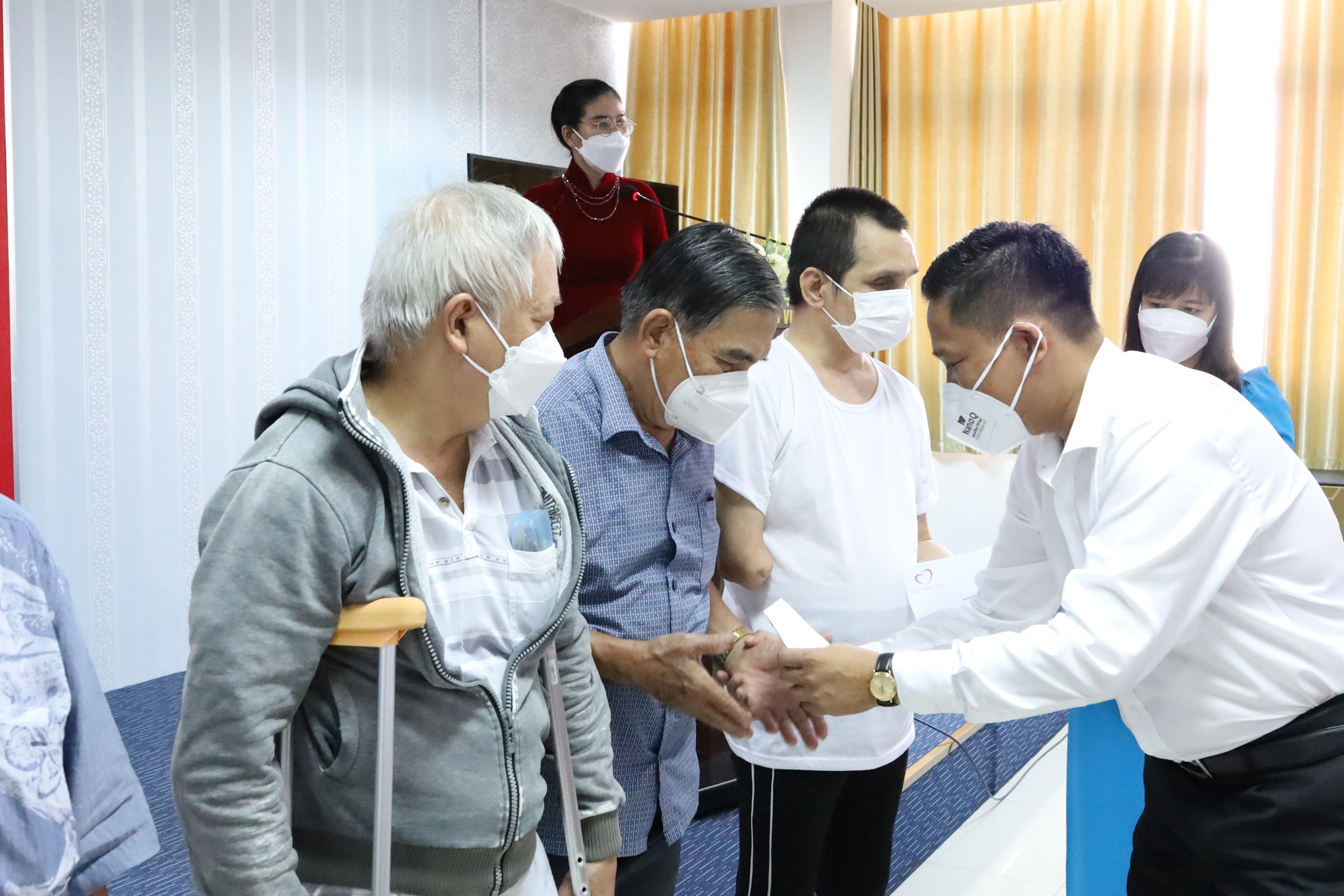 Ông Nguyễn Thực Hiện - Thành ủy viên, Phó Chủ tịch UBND TP. Cần Thơ trao quà cho các thươnh binh, bệnh binh.