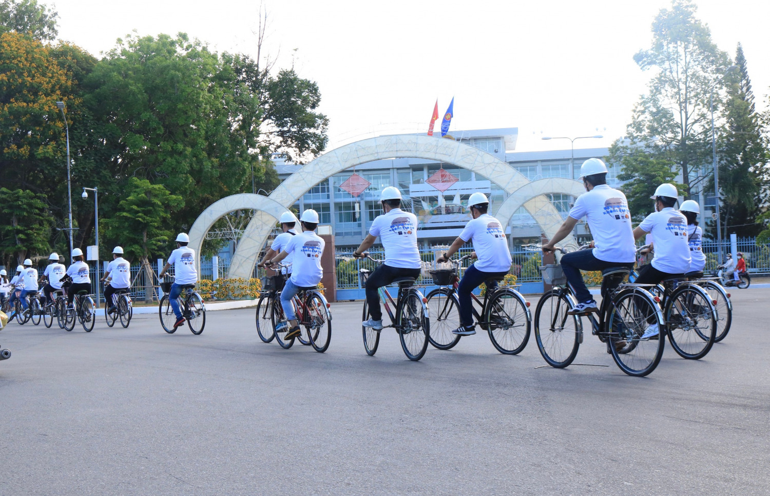 Hình ảnh đội xe đạp của Công ty tại Đại lộ Hòa Bình Tp. Cần Thơ.