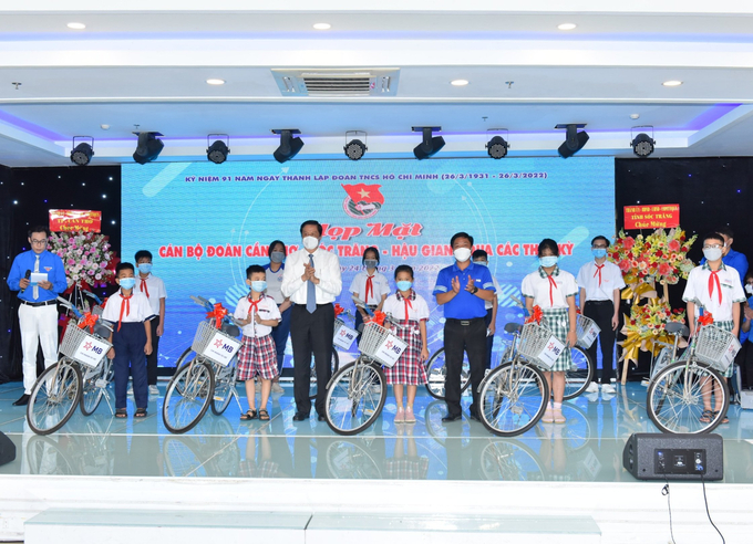 Ông Phạm Văn Hiểu - Phó Bí thư thường trực Thành ủy, Chủ tịch HĐND TP. Cần Thơ tặng xe đạp cho học sinh có hoàn cảnh khó khăn.