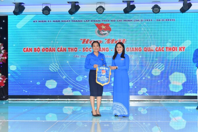 Chị Lư Thị Ngọc Anh - Bí thư Thành đoàn Cần Thơ trao cờ đăng cai cho đơn vị tổ chức họp mặt lần tiếp theo.