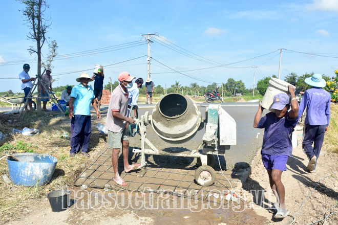 Người dân ấp Vũng Đùng, xã Tham Đôn, huyện Mỹ Xuyên (Sóc Trăng) chung tay góp sức xây dựng nông thôn. Ảnh: THẠCH PÍCH