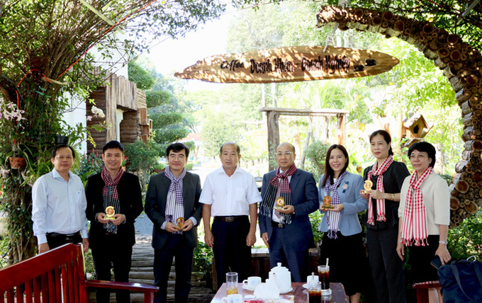 Phó Chủ tịch Ủy ban nhân dân tỉnh Đoàn Tấn Bửu trao quà lưu niệm cho Đoàn. Ảnh dongthapgov.