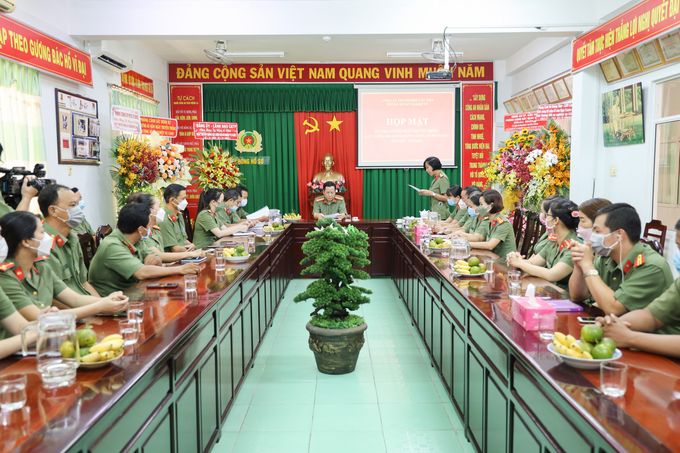 Thượng tá Đỗ Thị Thanh Phương, Trưởng phòng Hồ sơ nghiệp vụ cùng lãnh đạo, đại biểu tham dự họp mặt ôn lại truyền thống vẻ vang của lực lượng HSNV CAND