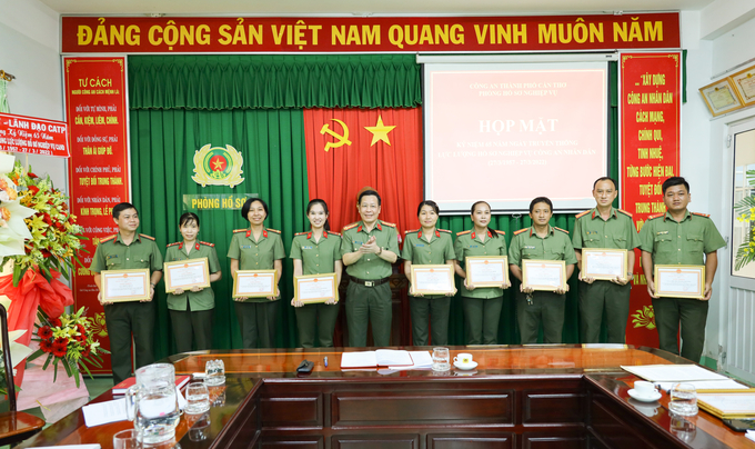 Đại tá Vũ Thành Thức, Phó Giám đốc Công an thành phố trao Giấy khen cho các tập thể, cá nhân có thành tích xuất sắc nhân kỷ niệm 65 năm ngày truyền thống lực lượng HSNV CAND