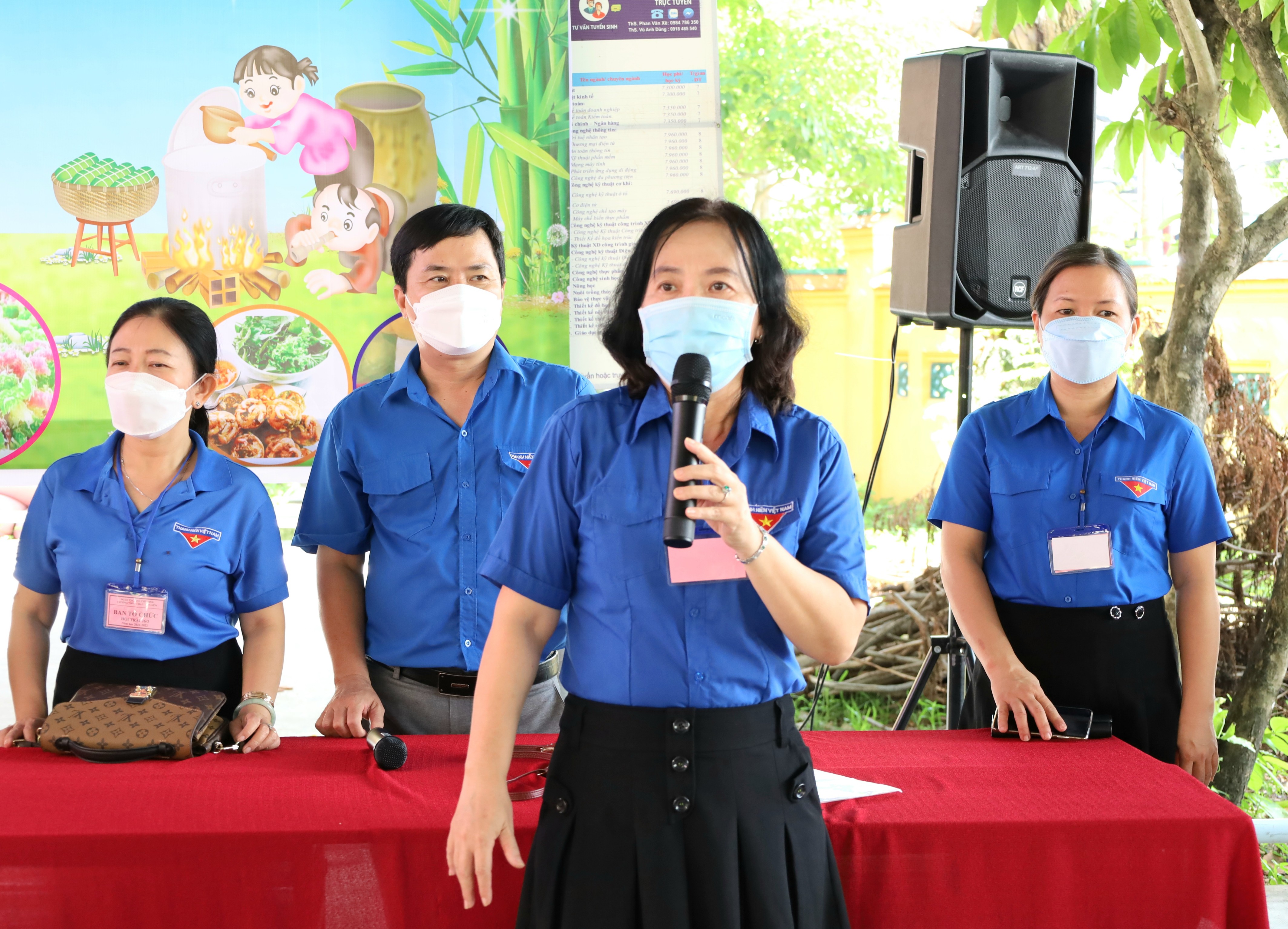 Cô Trần Thị Lụa – Hiệu trưởng Trường THPT Châu Văn Liêm, quận Ninh Kiều phát biểu tại lễ khai mạc hội thi làm bánh dân gian.