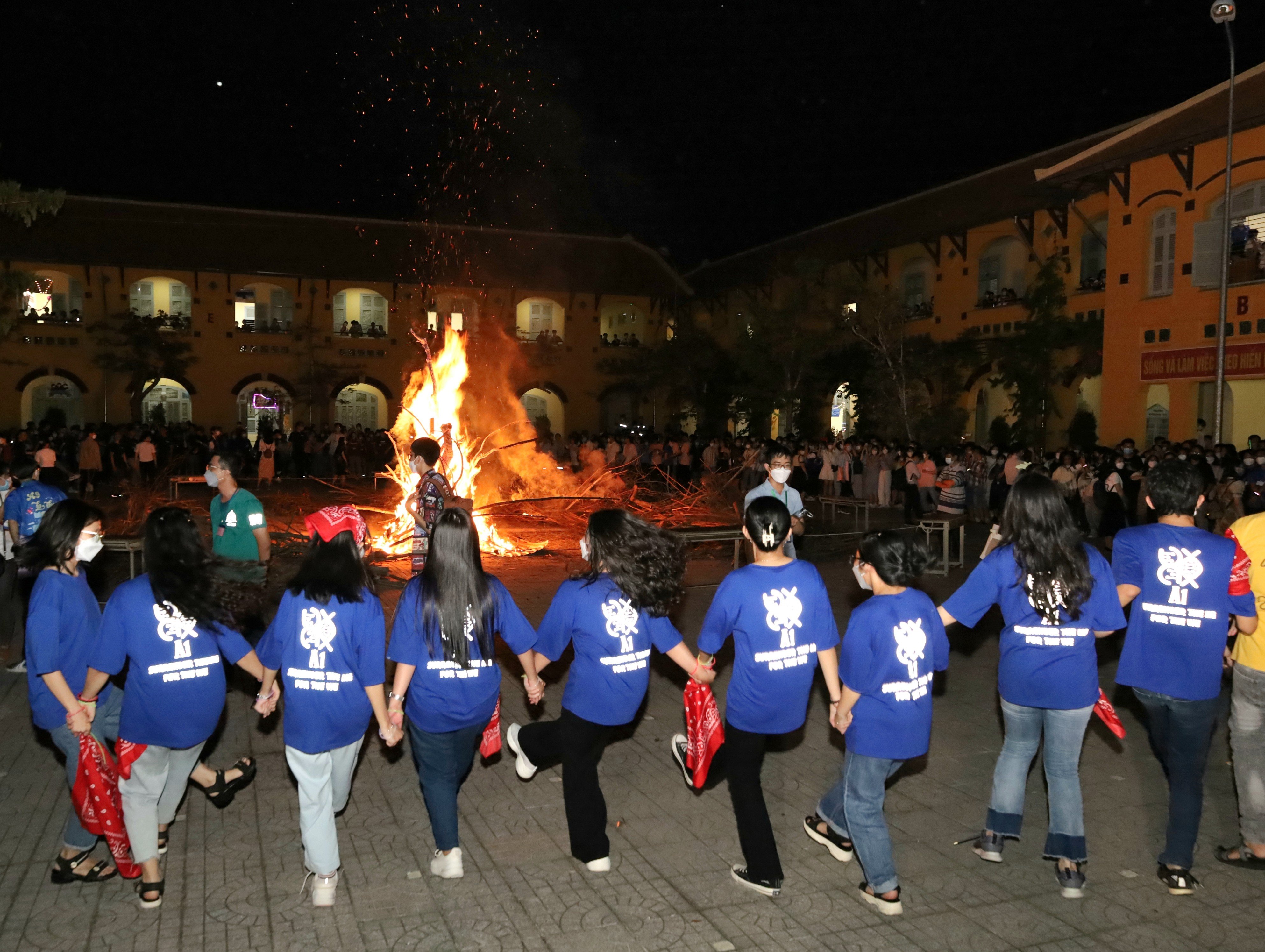 Đốt lửa trại truyền thống là hoạt động luôn được các em học sinh háo hức, nhiệt tình tham gia.