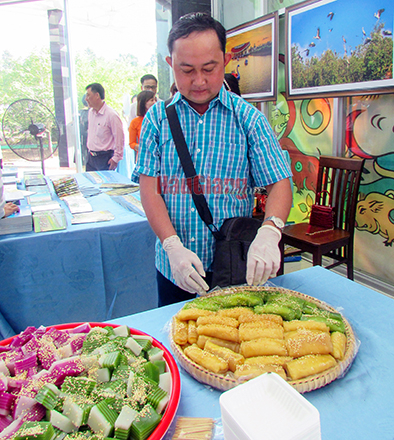 Nghệ nhân Phạm Văn Phúc, một trong ba nghệ nhân sẽ đại diện Hậu Giang tham gia Hội thi Bánh dân gian Nam bộ