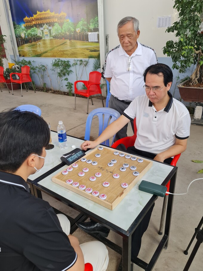 'Tây độc' Nguyễn Thành Bảo (áo trắng) dễ dàng dành chiến thắng trước một VĐV trẻ tuổi. Ảnh Lê Nguyên