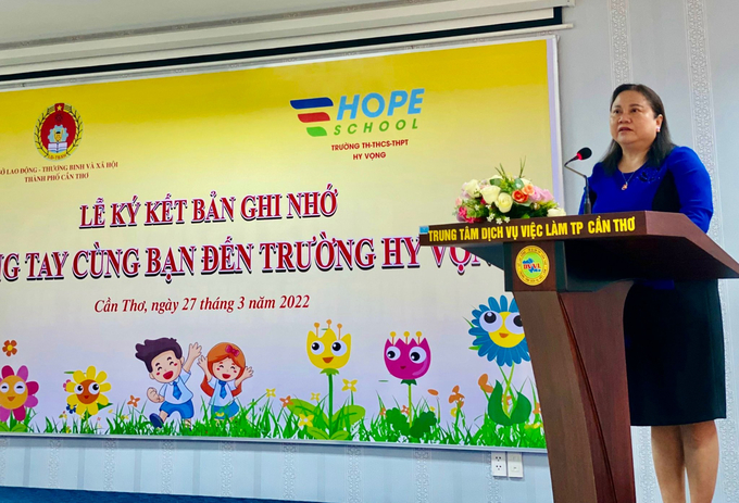 Bà Trần Thị Xuân Mai - Ủy viên UBND, Giám đốc Sở LĐTBXH thành phố Cần Thơ phát biểu tại lễ ký kết.