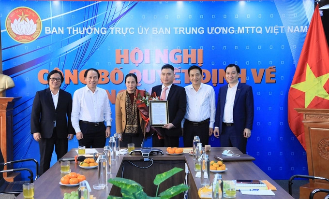 Đại diện các cơ quan trực thuộc Ủy ban Trung ương MTTQ Việt Nam tặng hoa chúc mừng Nhà báo Trần Bảo Trung nhận nhiệm vụ.