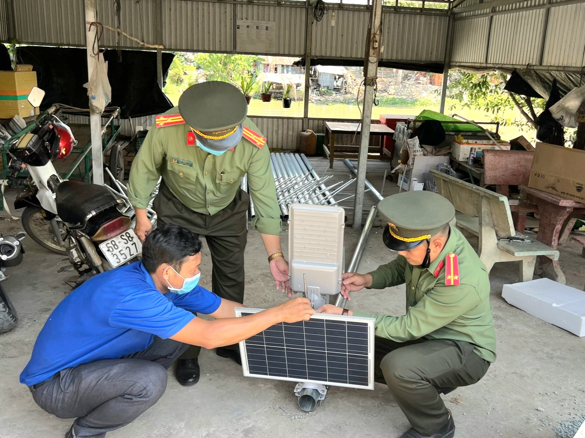 Thực hiện công trình lắp đặt “Ánh sáng an ninh” với 15 trụ đèn năng lượng mặt trời trên địa bàn đường biên Giang Thành, tỉnh Kiên Giang.