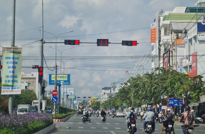 Chốt đèn giao thông đoạn rẽ vào trụ sở Công An quận Ninh Kiều. Đoạn đường này rộng rãi, lưu lượng xe cũng chỉ ở mức tương đối. Ảnh: Lê Nguyên.