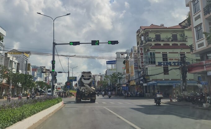 Chốt đèn giao thông đoạn rẽ vào đường Trần Việt Châu. Ảnh: Lê Nguyên.