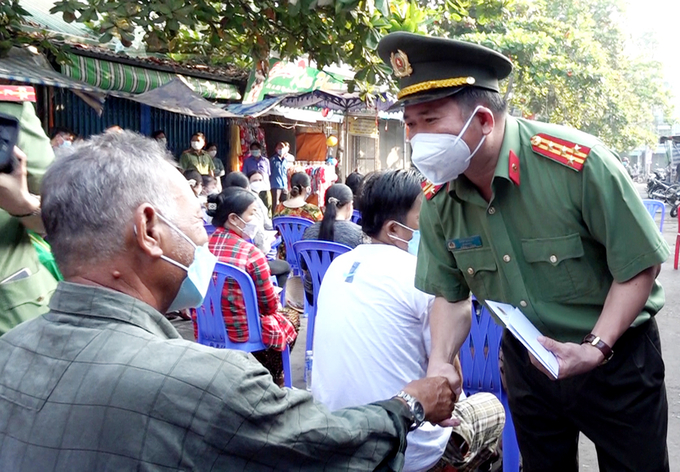 Đại tá Đinh Văn Nơi, Giám đốc Công an tỉnh An Giang thăm hỏi, trao tiền hỗ trợ các tiểu thương.