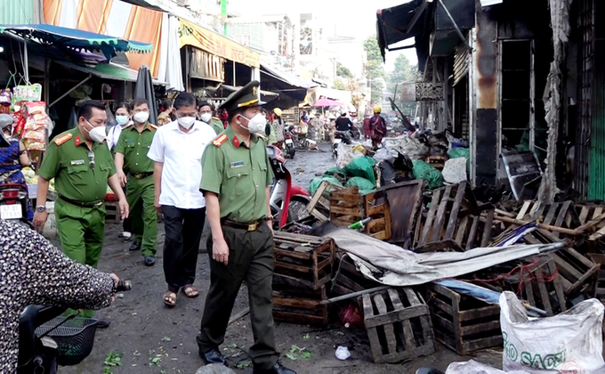 Đại tá Đinh Văn Nơi, Giám đốc Công an tỉnh An Giang xuống hiện trường thăm hỏi, động viên các tiểu thương bị thiệt hại sau hỏa hoạn.