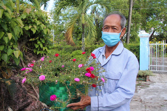 Dây mủ cứng biến thành chậu trồng hoa kiểng “độc lạ”