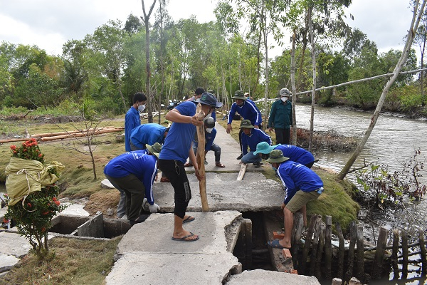 Thành viên Đội tình nguyện sửa lộ Thánh thất Ngọc Tinh, xã Tân Hưng Tây sửa chữa các điểm lộ giao thông nông thôn bị sụp lún.