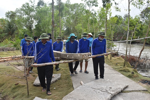 Nơi nào trên địa bàn huyện Phú Tân cần sửa chữa lộ giao thông nông thôn thì Đội tình nguyện sửa lộ Thánh thất Ngọc Tinh sẵn sàng hỗ trợ.