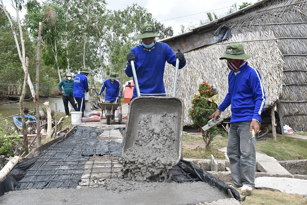 Đội tình nguyện sửa lộ Thánh thất Ngọc Tinh tham gia vá lộ ở ấp Thứ Vãi A, xã Tân Hưng Tây.