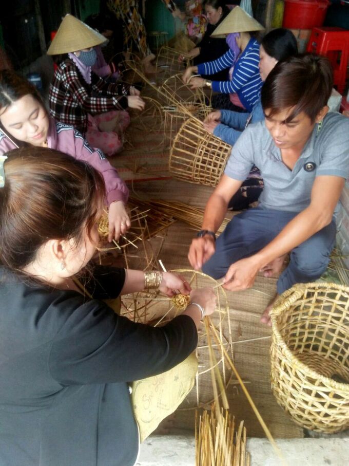 Hội viên Hội Liên hiệp phụ nữ xã Tân Phú đang học kỹ thuật đan đát từ năn tượng khô tại cơ sở thu mua của gia đình anh Ghép.