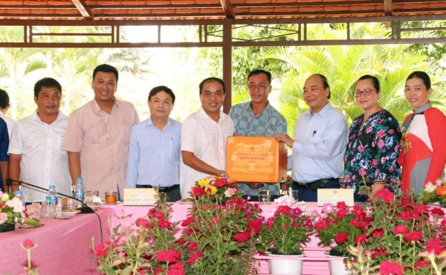 Thay mặt đoàn công tác, Chủ tịch nước Nguyễn Xuân Phúc tặng quà cho thành viên Hội quán Cùng Nhau Làm Du Lịch