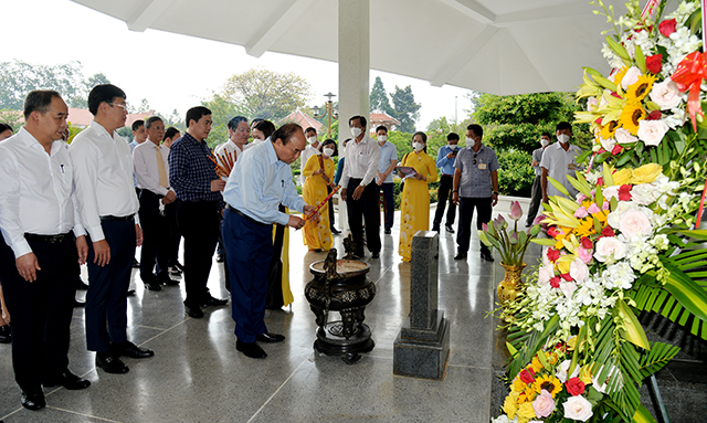 Chủ tịch Nước Nguyễn Xuân Phúc dâng hương tại mộ cụ Phó bảng Nguyễn Sinh Sắc