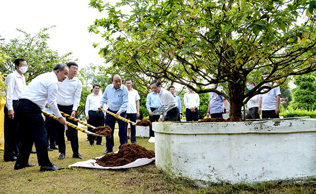 Chủ tịch Nước Nguyễn Xuân Phúc cùng đoàn lãnh đạo Trung ương, tỉnh chăm sóc cây xanh trong Khu Di tích Nguyễn Sinh Sắc