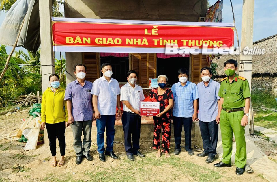 Ngân hàng Agribank - Chi nhánh Bạc Liêu tặng nhà tình thương cho hộ nghèo ở huyện Vĩnh Lợi.