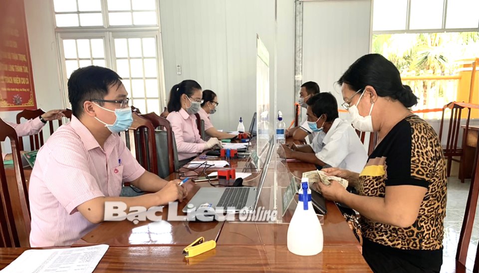 Hộ nghèo vay vốn phát triển sản xuất và giải quyết việc làm của Ngân hàng Chính sách xã hội huyện Hồng Dân. Ảnh: Tú Anh