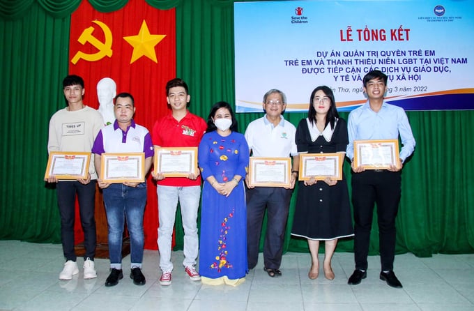 Bà Lê Thị Thanh Giang trao giấy khen cho những tổ chức, cá nhân có đóng góp tích cực cho dự án