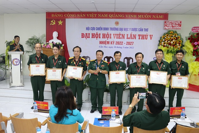 Đại tá Huỳnh Thanh Phương, Ủy viên Ban Thường vụ Hội Cựu chiến binh Việt Nam, Chủ tịch Hội Cựu chiến binh Thành phố Cần Thơ khen thưởng cho các cá nhân Hội Cựu Chiến binh Trường.