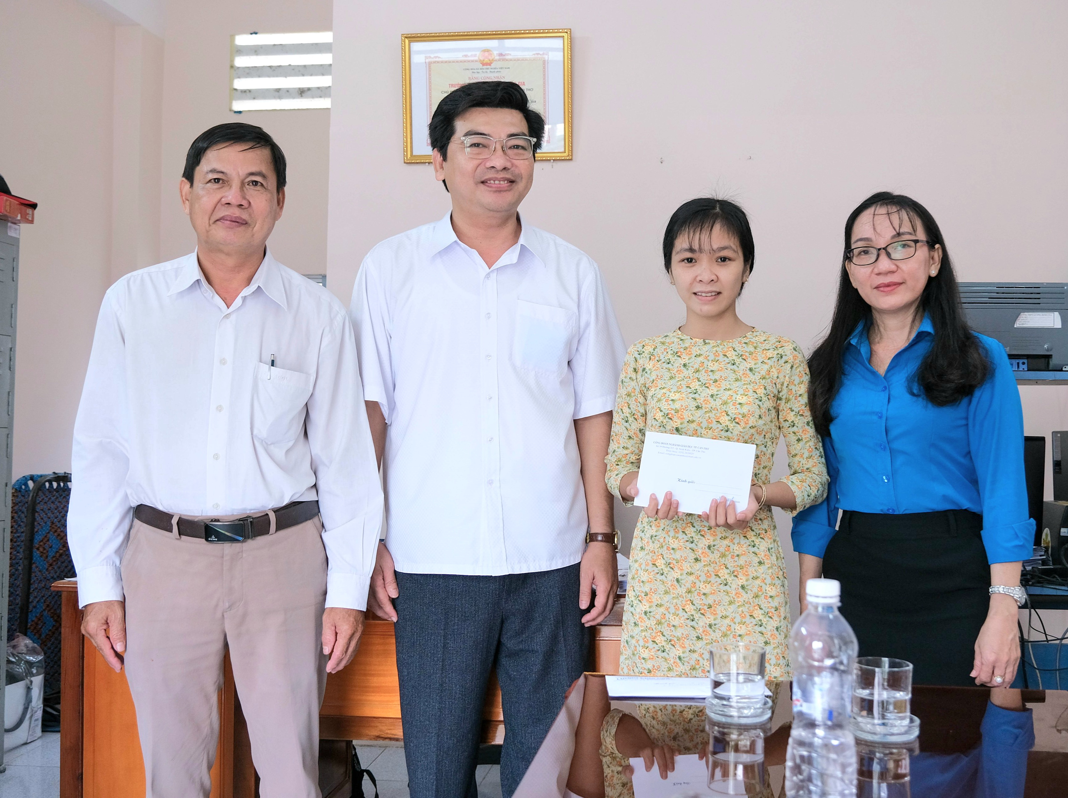 Ông Trần Thanh Bình - Giám đốc Sở Giáo dục & Đào tạo TP. Cần Thơ cùng đoàn công tác đã đến thăm hỏi, hỗ trợ giáo viên của Trường THPT Lương Định Của (quận Ô Môn).