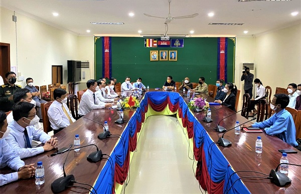 Đoàn công tác tỉnh Cà Mau (bên trái) tại buổi thăm, chúc Tết cổ truyền Chol Chnam Thmay năm 2022 tại tỉnh Koh Kong. Ảnh: camaugov.