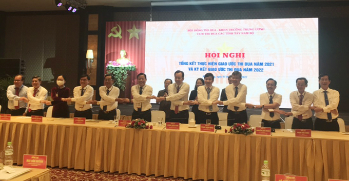 Đại diện lãnh đạo 12 tỉnh Tây Nam Bộ cùng ký kết giao ước thi đua năm 2022. Ảnh: Văn Dương.