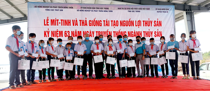 Tặng quà cho học sinh.